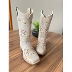 BOTA TEXANA EM COURO OFF WHITE BORDADO CLARO FLORES E NOSSA SENHORA