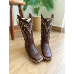 BOTA TEXANA EM COURO ESTILIZADO JACARÉ MARROM BORDADO TRIBAL COM TRICE SOLADO DE MADEIRA
