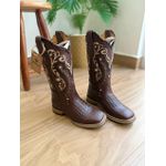 BOTA TEXANA EM COURO ESTILIZADO JACARÉ MARROM BORDADO TRIBAL COM TRICE SOLADO DE MADEIRA