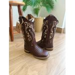 BOTA TEXANA EM COURO ESTILIZADO JACARÉ MARROM BORDADO TRIBAL COM TRICE SOLADO DE MADEIRA