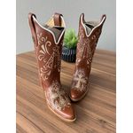 BOTA TEXANA EM COURO MUSTANG BORDADO NOSSA SENHORA E CRUZ BICO FINO SOLADO MADEIRA