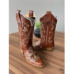 BOTA TEXANA EM COURO MUSTANG BORDADO NOSSA SENHORA E CRUZ BICO FINO SOLADO MADEIRA