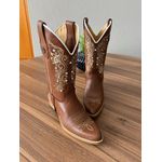 BOTA TEXANA EM COURO MUSTANG BORDADO RAMOS E NOSSA SENHORA CANO TRADICIONAL BICO FINO MADEIRA COM STRASS
