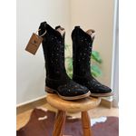 BOTA TEXANA EM COURO NOBUCK PRETO BORDADO ALL BLACK RAMOS COM METAIS SOLADO DE MADEIRA