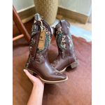 KIT BOTA TEXANA EM COURO LÁTEGO MARROM BORDADO TRIBAL VERDE + BAINHA + FACA CANO TRADICIONAL