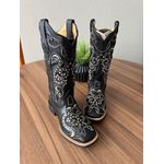 BOTA TEXANA EM COURO PRETO A LASER GLITTER PRETO BORDADO BEGE COM METAIS