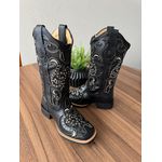 BOTA TEXANA EM COURO PRETO A LASER GLITTER PRETO BORDADO BEGE COM METAIS