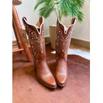 BOTA TEXANA EM COURO MUSTANG BORDADO TRIBAL E FLORAO BEGE BICO FINO PVC 