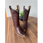 BOTA TEXANA EM COURO LÁTEGO MARROM BORDADO BICO FINO SOLADO DE MADEIRA COM METAIS