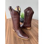 BOTA TEXANA EM COURO LÁTEGO MARROM BORDADO BICO FINO SOLADO DE MADEIRA COM METAIS