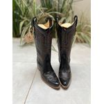 BOTA TEXANA EM COURO LÁTEGO PRETO BORDADO DUAS CORES BICO FINO SOLADO DE MADEIRA
