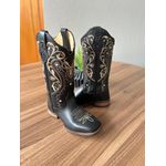 BOTA TEXANA EM COURO LÁTEGO PRETO BORDADO TRIBAL E FLORÃO BEGE SOLA RÚSTICA