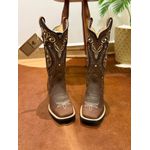 BOTA TEXANA EM COURO MARROM BORDADO TRIBAL E NOSSA SENHORA PEQUENA