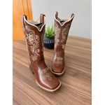 BOTA TEXANA EM COURO MUSTANG BORDADO RAMOS E NOSSA SENHORA BEGE E AZUL