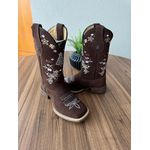 BOTA TEXANA EM COURO NOBUCK CHOCOLATE BORDADO FLORES E NOSSA SENHORA