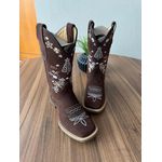 BOTA TEXANA EM COURO NOBUCK CHOCOLATE BORDADO FLORES E NOSSA SENHORA