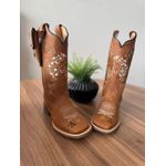 KIT BOTA TEXANA EM COURO HORSE HAVANA BORDADO CAVALO E BORBOLETA BEGE E BRANCO + NOME PERSONALIZADO
