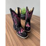 BOTA TEXANA EM COURO NOBUCK PRETO BORDADO NOSSA SENHORA + TRIBAL + MULA BATIMENTO ROSA COM TRICE CANO TRADICIONAL