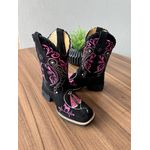 BOTA TEXANA EM COURO NOBUCK PRETO BORDADO NOSSA SENHORA + TRIBAL + MULA BATIMENTO ROSA COM TRICE CANO TRADICIONAL