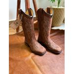 BOTA TEXANA NAIARA EM COURO HORSE NESCAU BORDADO CHEIO COM METAIS SOLA RÚSTICA
