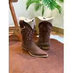 BOTA TEXANA EM COURO BORDADO RAMOS MARROM CANO TRADICIONAL BICO FINO SOLADO DE MADEIRA COM METAIS E STRASS