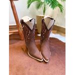 BOTA TEXANA EM COURO BORDADO RAMOS MARROM CANO TRADICIONAL BICO FINO SOLADO DE MADEIRA COM METAIS E STRASS