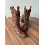 BOTA TEXANA EM COURO BORDADO RAMOS MARROM BICO FINO SOLADO PVC COM METAIS STRASS E TRICE