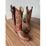 KIT BOTA TEXANA EM COURO MUSTANG BORDADO TRIBAL BEGE + BAINHA + FACA BICO FINO PVC