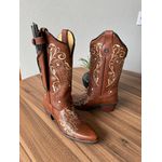 KIT BOTA TEXANA EM COURO MUSTANG BORDADO TRIBAL BEGE + BAINHA + FACA BICO FINO PVC