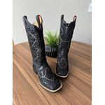 BOTA TEXANA EM COURO PRETO A LASER ALL BLACK COM METAIS