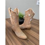 BOTA TEXANA EM COURO NOBUCK AREIA BORDADO CAVALO + FLORES BRANCO E BEGE SOLADO DE MADEIRA BICO FINO