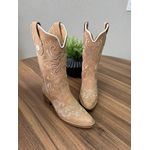 BOTA TEXANA EM COURO NOBUCK AREIA BORDADO CAVALO + FLORES BRANCO E BEGE SOLADO DE MADEIRA BICO FINO