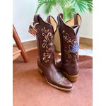 BOTA TEXANA EM COURO LÁTEGO MARROM BORDADO CRUZ E NOSSA SENHORA AZUL E BEGE SOLADO BICO FINO MADEIRA