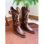 BOTA TEXANA EM COURO LÁTEGO MARROM BORDADO CRUZ E NOSSA SENHORA AZUL E BEGE SOLADO BICO FINO MADEIRA