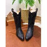 BOTA TEXANA EM COURO LÁTEGO PRETO BORDADO RAMOS E NOSSA SENHORA PRETO E BEGE SOLADO BICO FINO MADEIRA + METAIS