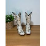 KIT BOTA TEXANA EM COURO OFF WHITE BORDADO CRUZ BEGE + METAIS E BRIDÃO + BAINHA E FACA