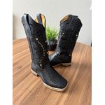 BOTA TEXANA EM COURO ESTILIZADO COBRA PRETO BORDADO TRIBAL ALL BLACK COM METAIS DOURADO SOLADO DE MADEIRA