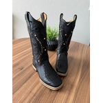 BOTA TEXANA EM COURO ESTILIZADO COBRA PRETO BORDADO TRIBAL ALL BLACK COM METAIS DOURADO SOLADO DE MADEIRA
