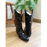 BOTA TEXANA EM COURO LÁTEGO PRETO ALL BLACK LASER CRUZ METAIS BRIDAO BICO FINO PVC