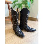 BOTA TEXANA EM COURO LÁTEGO PRETO ALL BLACK LASER CRUZ METAIS BRIDAO BICO FINO PVC