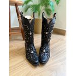 BOTA TEXANA EM COURO LÁTEGO PRETO ALL BLACK LASER CRUZ METAIS BRIDAO BICO FINO PVC