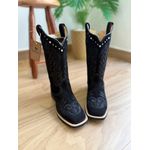 BOTA TEXANA EM COURO NOBUCK PRETO BORDADO RAMOS COM METAIS E STRASS