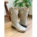 BOTA TEXANA EM COURO OFF WHITE BORDADO CAVALO + NOSSA SENHORA + CRUZ COM METAIS E STRASS