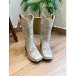 BOTA TEXANA EM COURO OFF WHITE BORDADO CAVALO + NOSSA SENHORA + CRUZ COM METAIS E STRASS
