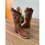 BOTA TEXANA EM COURO MUSTANG BORDADO LUSTRE E NOSSA SENHORA BEGE
