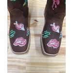 BOTA TEXANA EM COURO BORDADO SIMBOLOS - COPA - FLAMINGO COM METAIS E SOLADO DE MADEIRA
