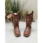 BOTA TEXANA EM COURO MARROM BORDADO DO LASER CRUZ COM METAIS E BRIDÃO + CORDINHAS LATERAL