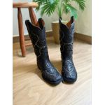 BOTA TEXANA EM COURO PRETO ALL BLACK LASER CHEIO COM METAIS VIRA PRETA