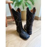 BOTA TEXANA EM COURO PRETO ALL BLACK LASER CHEIO COM METAIS VIRA PRETA