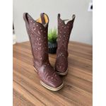 BOTA TEXANA EM COURO LATEGO BORDADO RAMOS MARROM COM METAIS E SOLADO DE MADEIRA